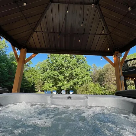 Charming Mountain Escape Hot Tub & Scenic Views Villa